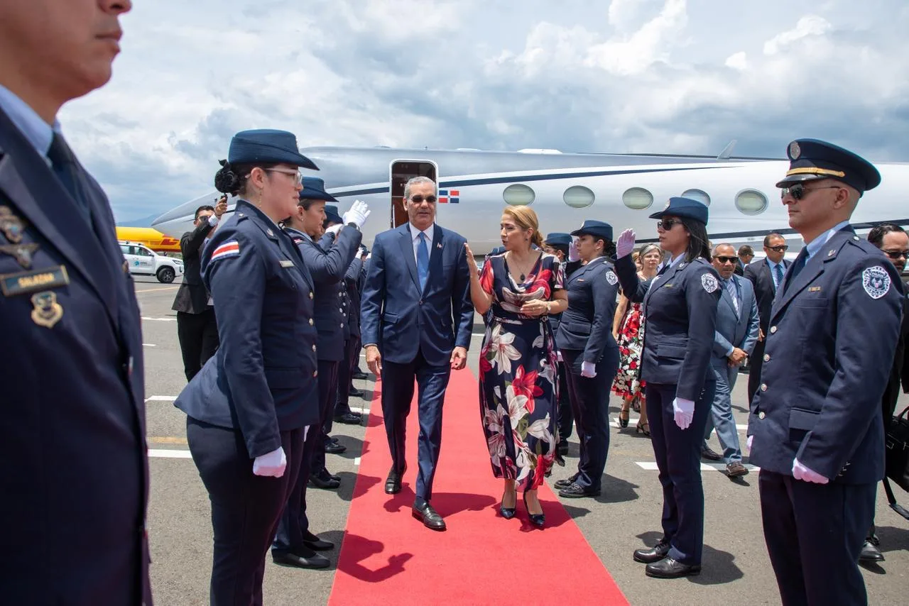 Presidente abinader llega a costa rica para investidura de laura fernández