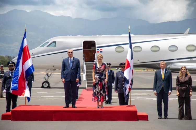 Presidente abinader llega a costa rica para investidura de laura fernández