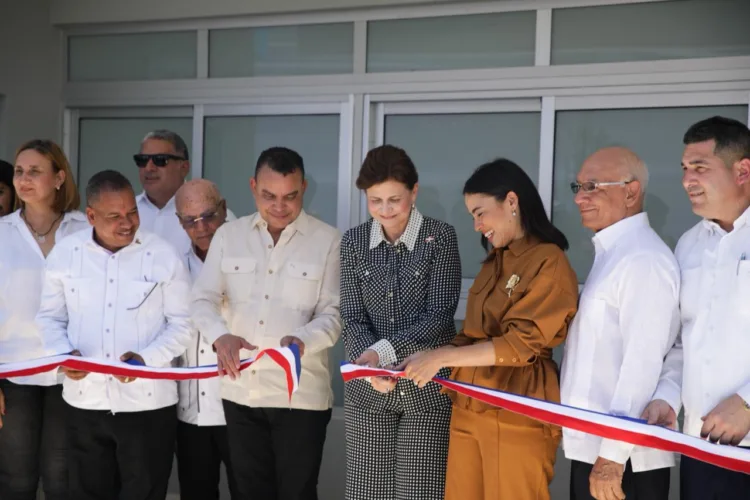 Raquel peña y director del sns entregan renovado hospital en castañuelas