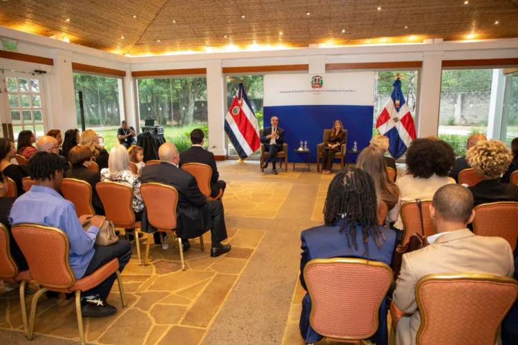 Abinader reafirma compromiso con la diáspora dominicana en costa rica