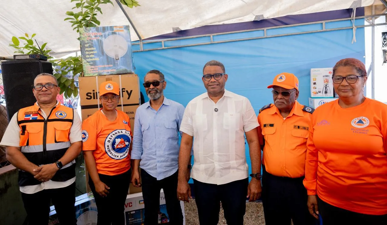 Propeep realiza donación de enseres a la defensa civil en santo domingo oeste