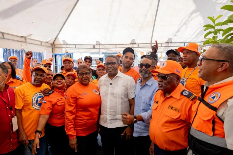 Propeep realiza donación de enseres a la defensa civil en santo domingo oeste