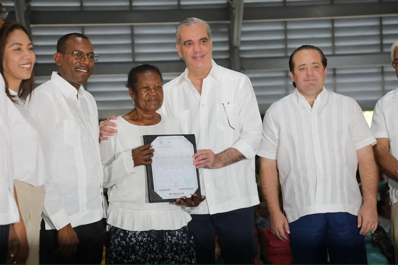 El presidente luis abinader encabezó este domingo la segunda entrega de 1,500 certificados de títulos en nuevo domingo savio
