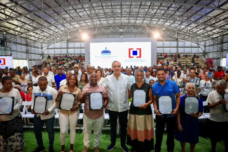 Abinader entrega 1,500 títulos de propiedad en nuevo domingo savio