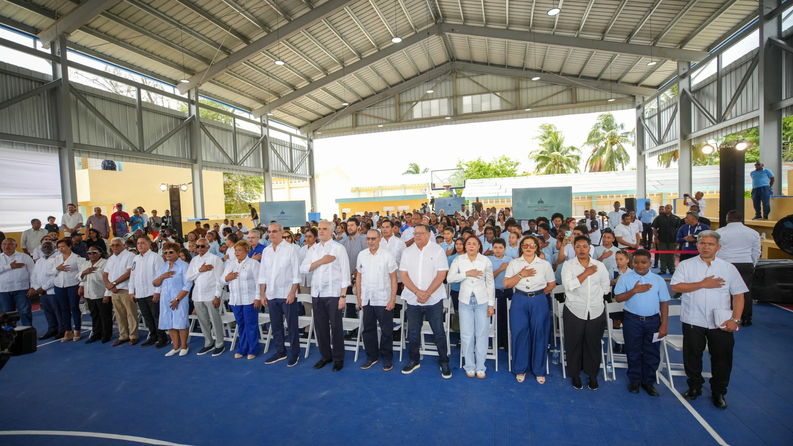 Abinader inaugura techado deportivo en escuela de boca chica