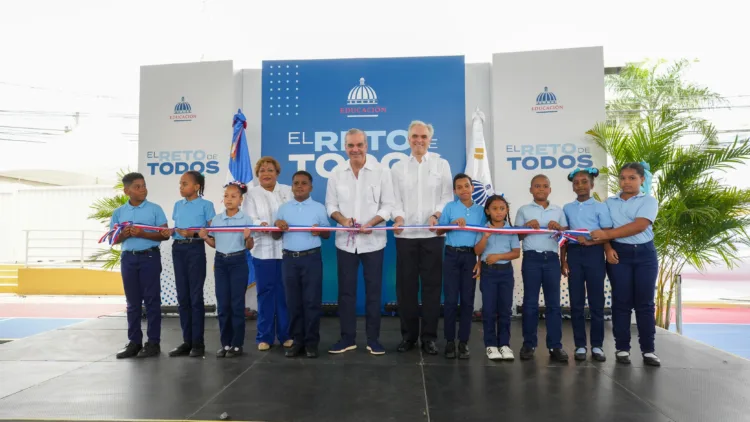 Abinader inaugura techado deportivo en escuela de boca chica