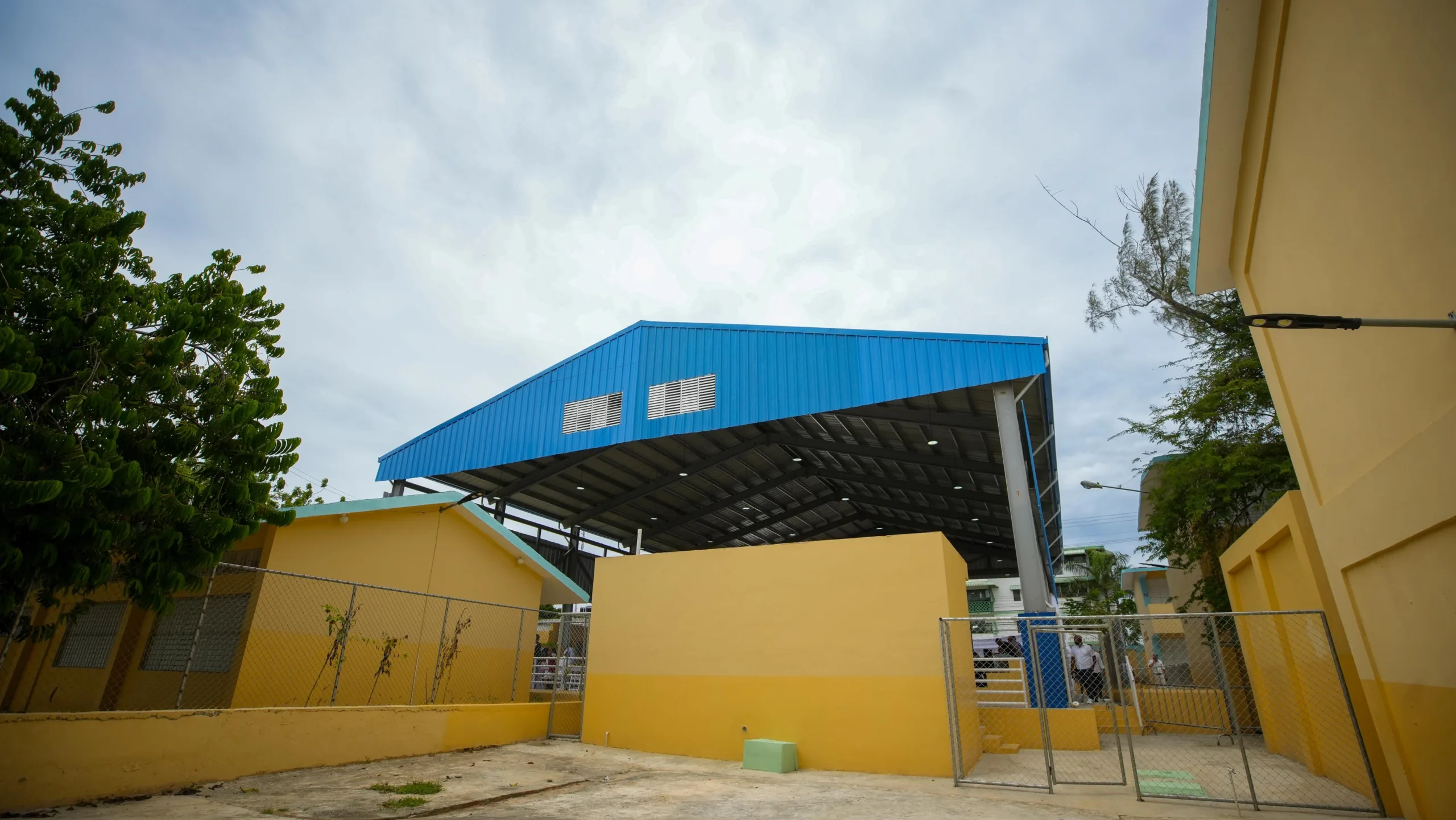 Abinader inaugura techado deportivo en escuela de boca chica