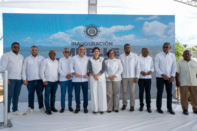 Raquel peña y jean luis rodríguez inauguran muelle pesquero de sabana de la mar