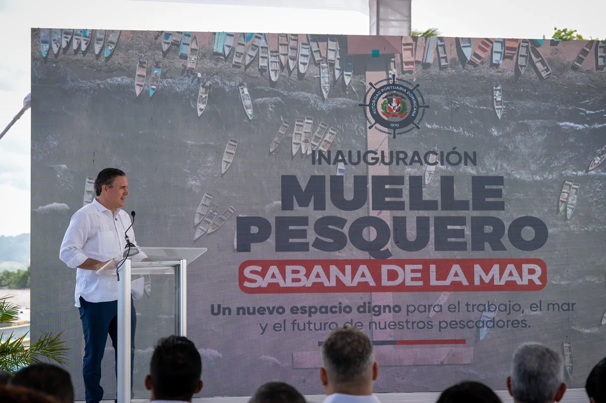 Raquel peña y jean luis rodríguez inauguran muelle pesquero de sabana de la mar