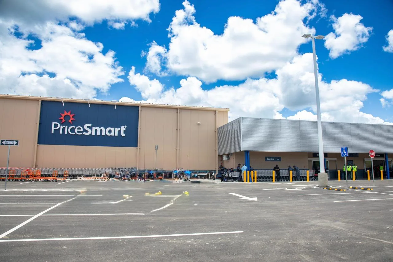 Con la presencia del presidente abinader, pricesmart abre nueva sucursal en la romana