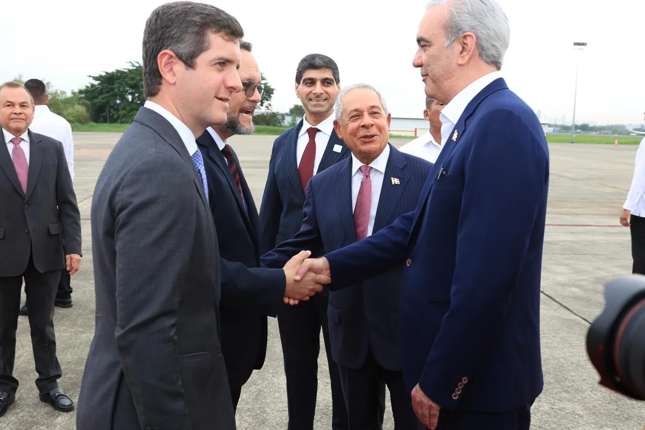 Abinader llega a panamá para el congreso mundial de zonas francas