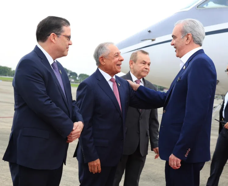 Abinader llega a panamá para el congreso mundial de zonas francas
