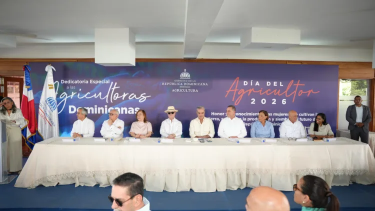 Presidente abinader encabeza celebración del día del agricultor en la vega