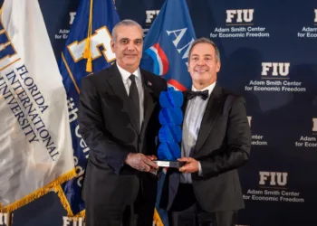 Abinader regresa al país tras concluir agenda de trabajo en miami