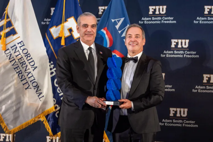 Abinader regresa al país tras concluir agenda de trabajo en miami