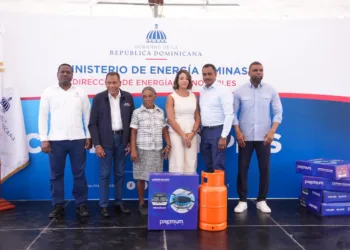 Energía y minas sigue eliminando uso de leña y carbón en hogares: entrega 100 kits de cocinas en independencia