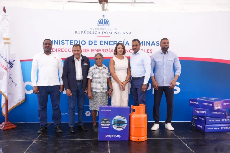 Energía y minas sigue eliminando uso de leña y carbón en hogares: entrega 100 kits de cocinas en independencia