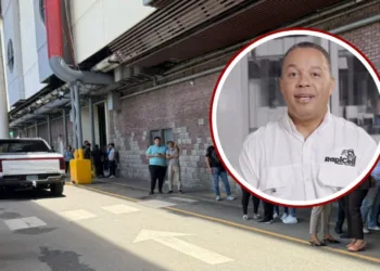 Policía investiga muerte de hombre tras caer desde el cuarto piso de plaza central