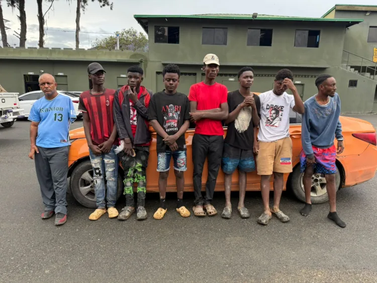 Ejército detiene conductor tras persecución con siete haitianos indocumentados en constanza