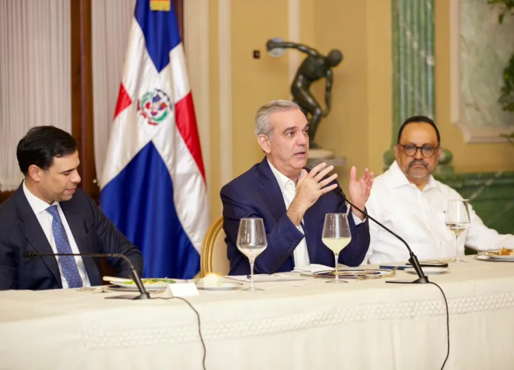 Abinader reafirma respaldo a la clase artística y escucha propuestas