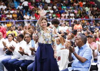 Raquel peña encabeza multitudinario encuentro con más de 5,000 madres en barahona