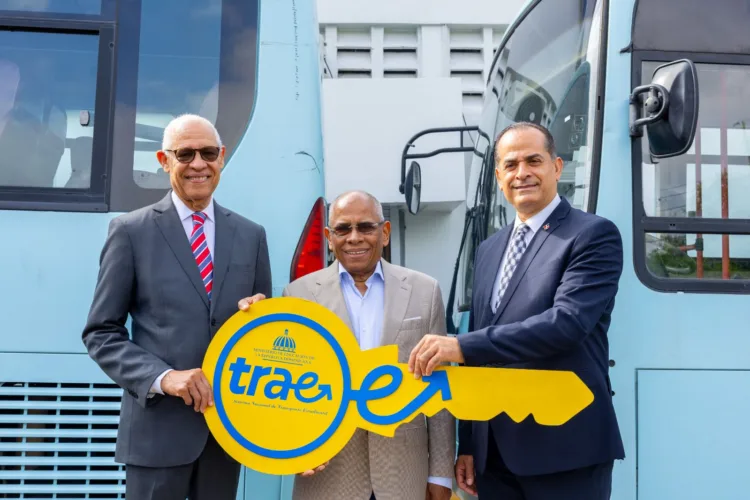 Trae y omsa entregan autobuses al itsc para fortalecer el transporte estudiantil