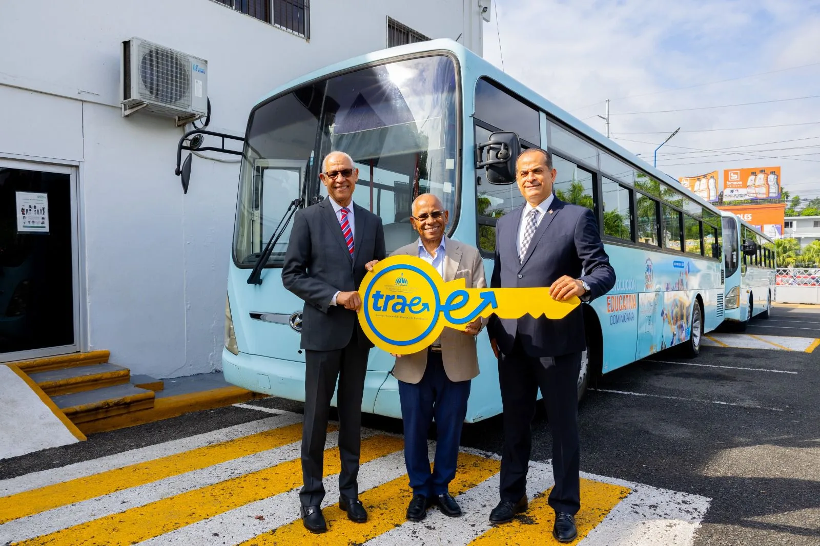 Trae y omsa entregan autobuses al itsc para fortalecer el transporte estudiantil