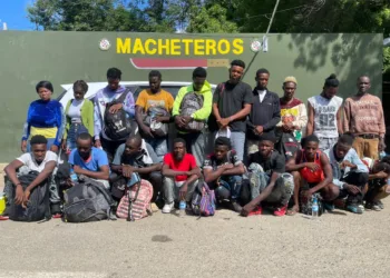 Ejército intercepta vehículo con 20 indocumentados tras persecución en valverde