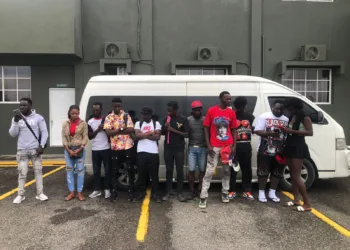 Ejército intercepta minibús con 11 haitianos indocumentados y detiene otros 5 en santiago