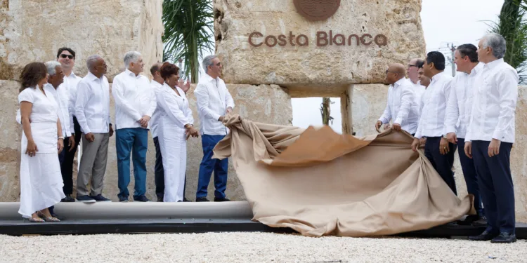 Abinader anuncia plan de desarrollo para boca chica con inversión de rd$20 mil millones