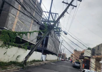 Edeeste reporta avería en invivienda por vehículo que chocó poste eléctrico