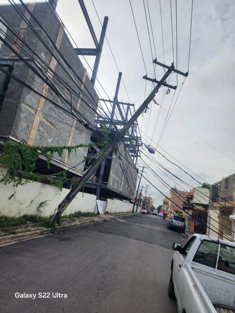 Edeeste reporta avería en invivienda por vehículo que chocó poste eléctrico