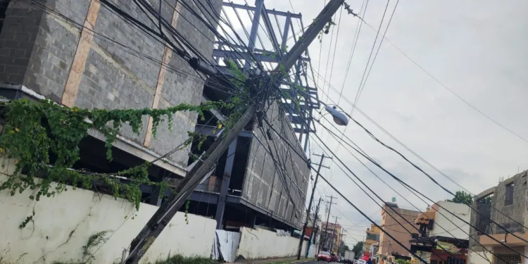 Edeeste reporta avería en invivienda por vehículo que chocó poste eléctrico