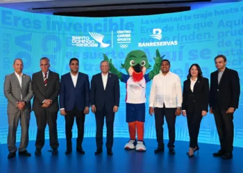 Garibaldy bautista, luis mejía, kelvin cruz, leonardo aguilera, la mascota colí, josé monegro, alieska díaz y josé ramos en el lanzamiento de la campaña institucional de los juegos centroamericanos y del caribe 2026.