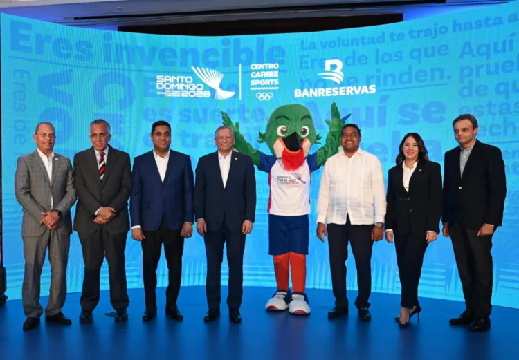 Garibaldy bautista, luis mejía, kelvin cruz, leonardo aguilera, la mascota colí, josé monegro, alieska díaz y josé ramos en el lanzamiento de la campaña institucional de los juegos centroamericanos y del caribe 2026.