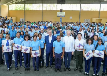 Abinader insta a estudiantes a prepararse en carreras de alta demanda y tecnología