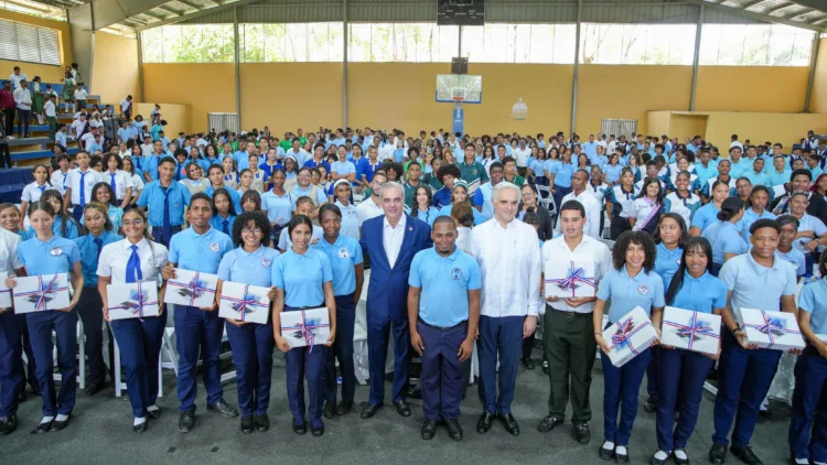 Abinader insta a estudiantes a prepararse en carreras de alta demanda y tecnología