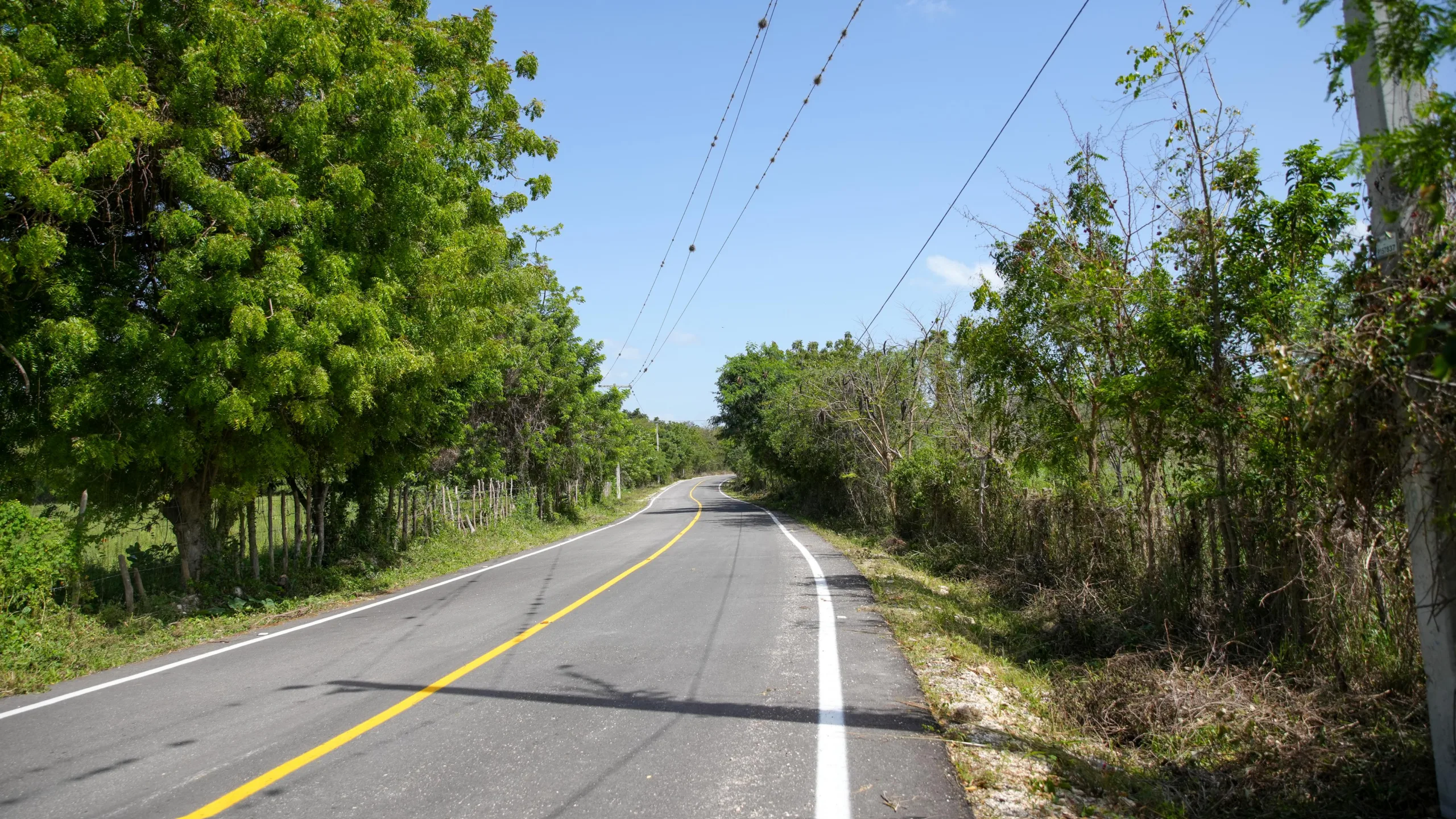 Presidente abinader inaugura carretera enriquillo–el higüero en barahona