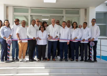 Presidente abinader entrega remozamiento y ampliación del hospital materno infantil dr. Jaime sánchez en barahona