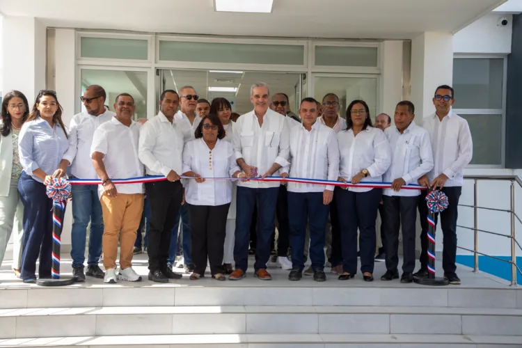 Presidente abinader entrega remozamiento y ampliación del hospital materno infantil dr. Jaime sánchez en barahona