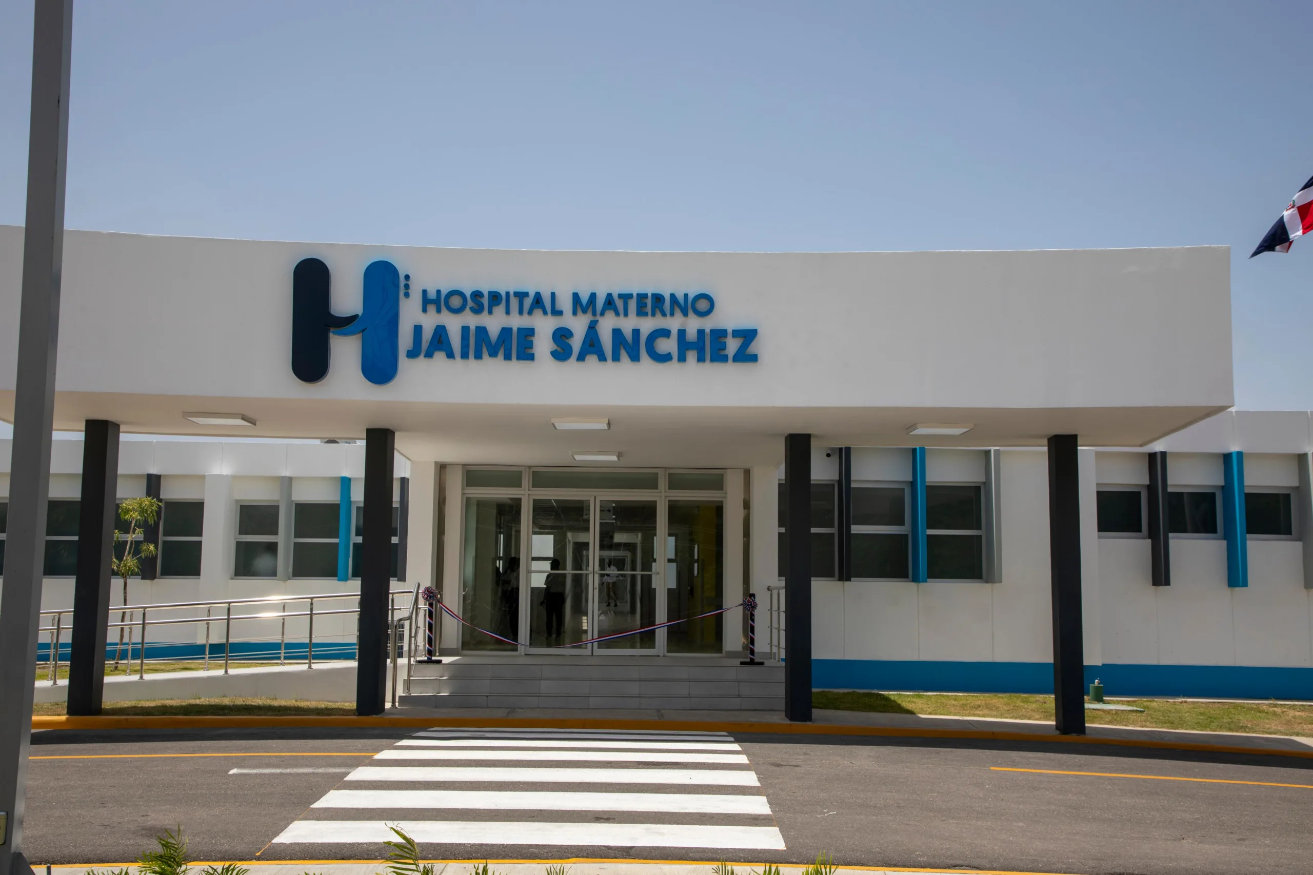 Presidente abinader entrega remozamiento y ampliación del hospital materno infantil dr. Jaime sánchez en barahona