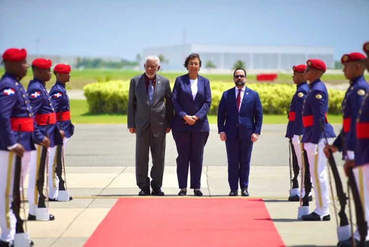 Presidenta de Surinam arribó a RD para agotar agenda oficial con Abinader Presidenta de surinam arribó a rd para agotar agenda oficial con abinader