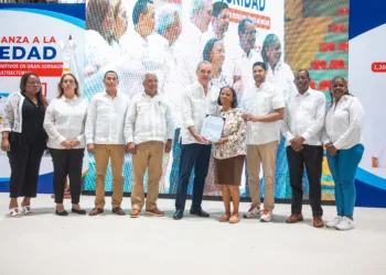 Abinader entrega 1,279 títulos de propiedad en haina