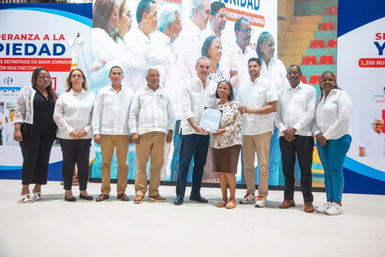 Abinader entrega 1,279 títulos de propiedad en haina