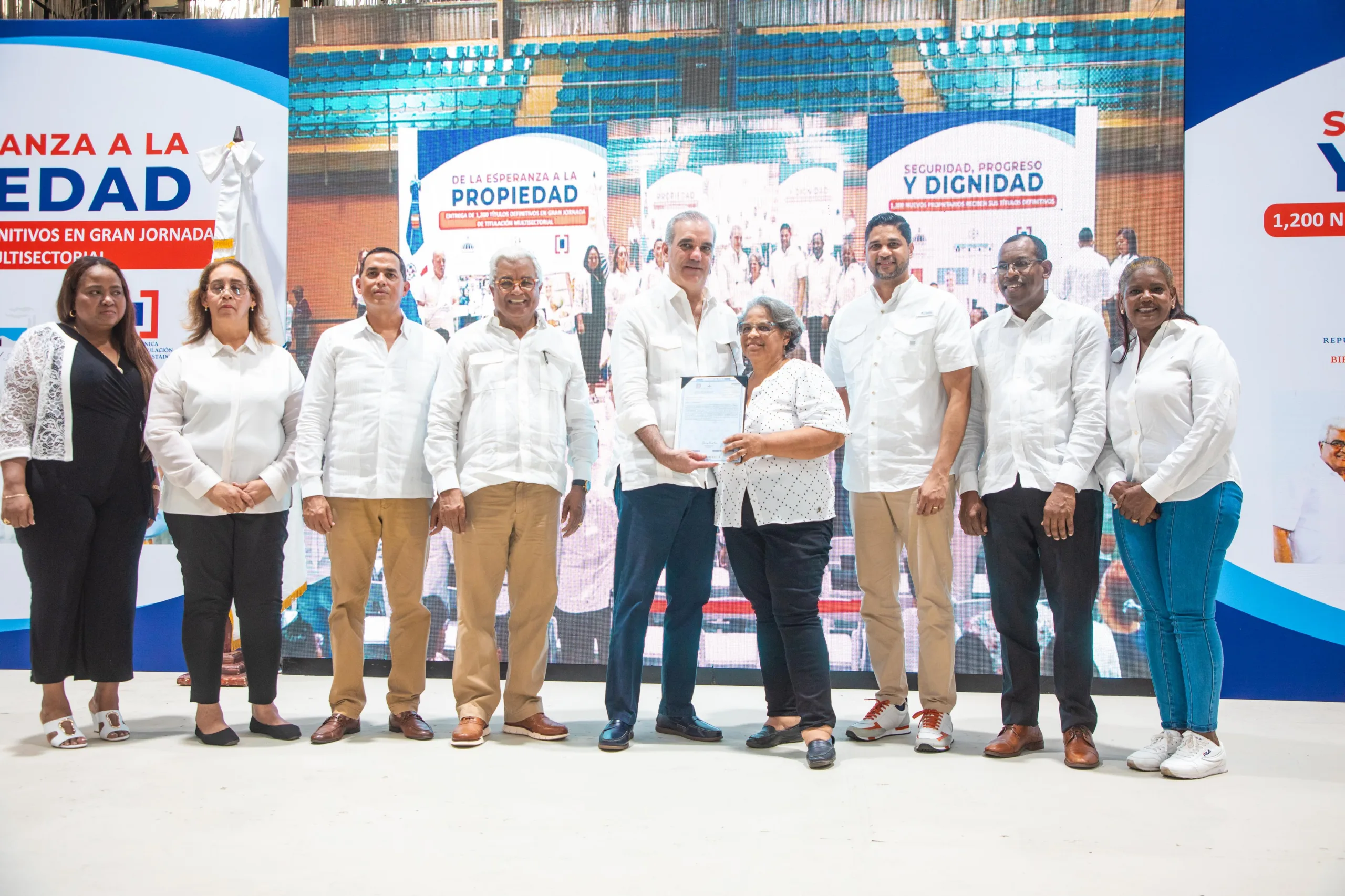 Abinader entrega 1,279 títulos de propiedad en haina