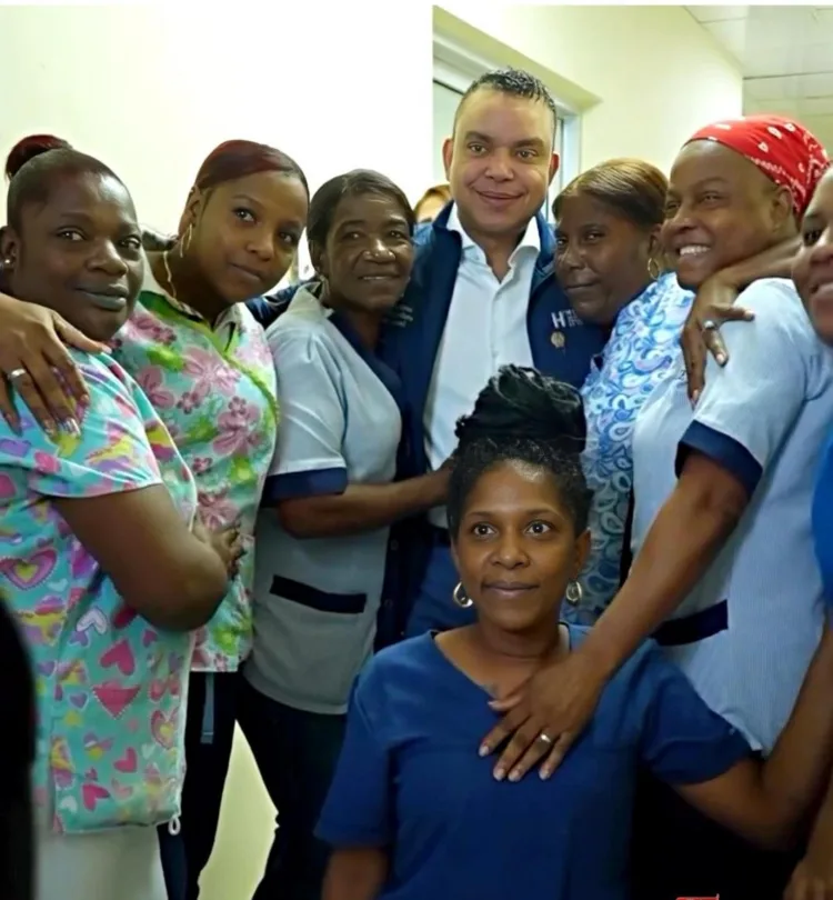 Dr. Julio landrón felicita a las madres dominicanas en su día