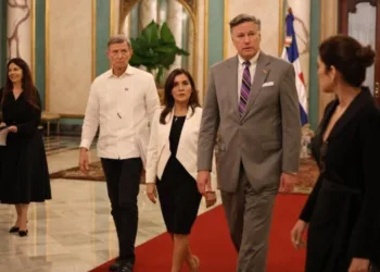 El subsecretario de estado de estados unidos, christopher landau, camina junto a leah campos, embajadora de eeuu en rd y roberto álvarez, ministro de relaciones exteriores de rd.