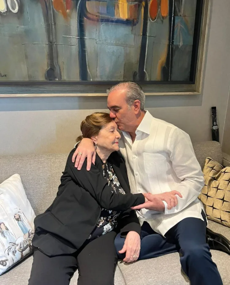 Abinader envía emotivo mensaje por el día de las madres