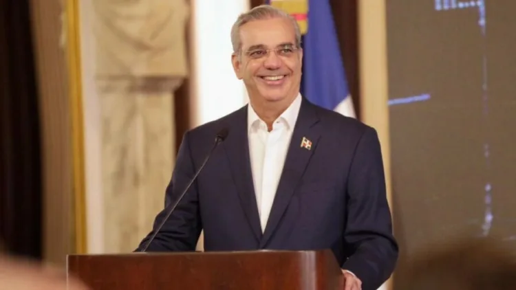 Presidente abinader arribó a miami para recibir el premio de economía