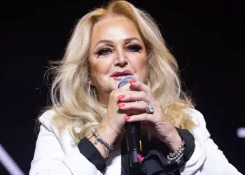 Bonnie tyler en coma inducido tras cirugía de urgencia en portugal